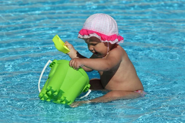 Ładny maluch dziewczyna bawi sie w basenie — Zdjęcie stockowe