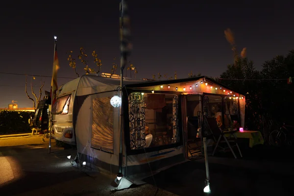 Caravana no acampamento iluminado à noite — Fotografia de Stock