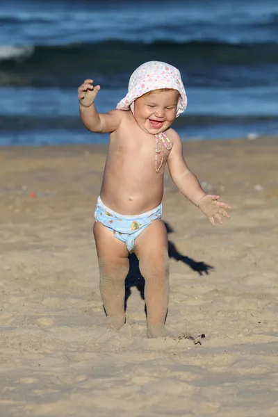 Menina bonito da criança brincando na praia — Fotografia de Stock