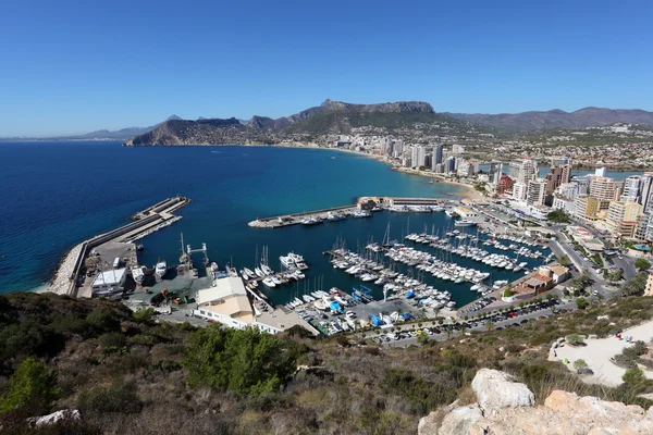Uitzicht over mediterrane resort calpe in Spanje — Stockfoto