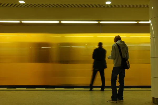 Treno in arrivo alla stazione della metropolitana — Foto Stock