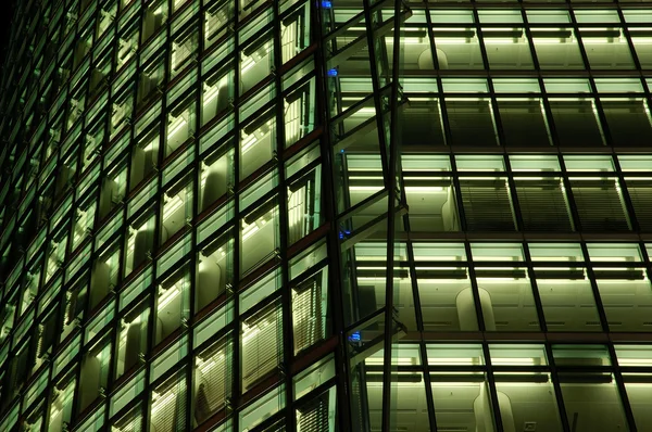 Edificio de oficinas moderno iluminada por la noche — Stok fotoğraf