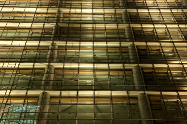 Modern kontorsbyggnad fasad upplyst på natten — Stockfoto