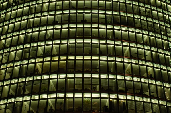 Edificio de oficinas moderno, plano nocturno — Foto de Stock