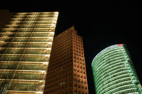 Futuristische wolkenkratzer nachts beleuchtet, berlin deutschland — Stockfoto