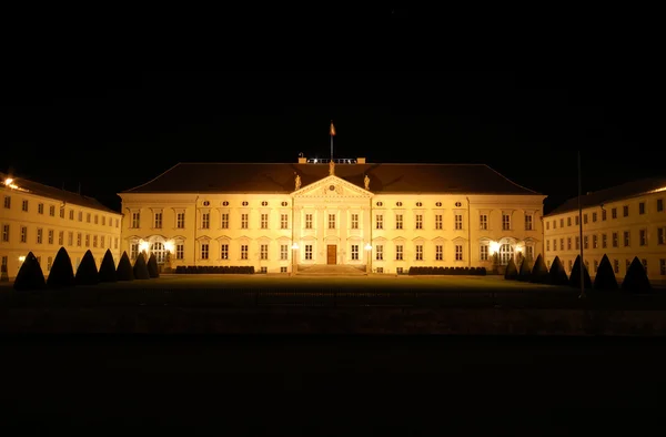 Schloss Bellevue in Berlin nachts erleuchtet — Stockfoto