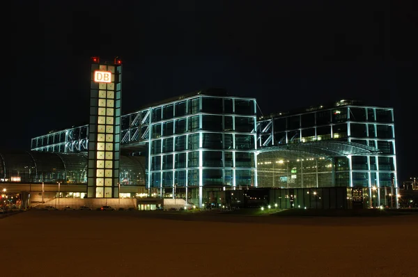 Главный железнодорожный вокзал в Берлине освещенный ночью — стоковое фото