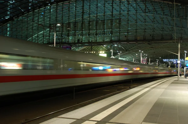 Trein arriveert in het station — Stockfoto