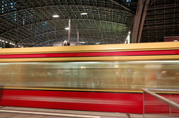 Tåg anländer till stationen — Stockfoto