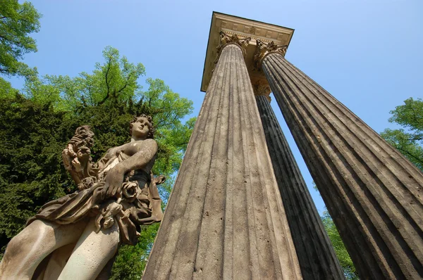 Estátua e colunas antigas — Fotografia de Stock