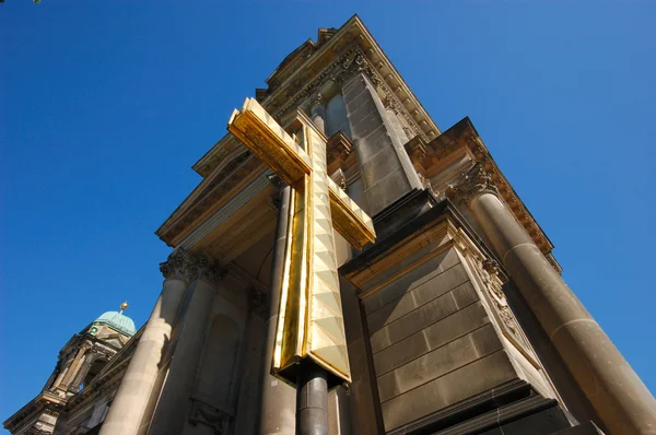Golden cross vid Berlins katedral, Tyskland — Stockfoto