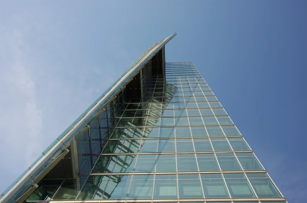 Fachada de arranha-céus futurista — Fotografia de Stock