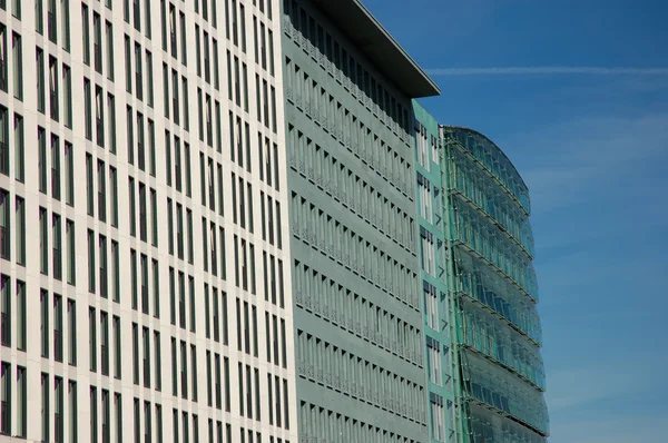 Trois immeubles de bureaux modernes — Photo