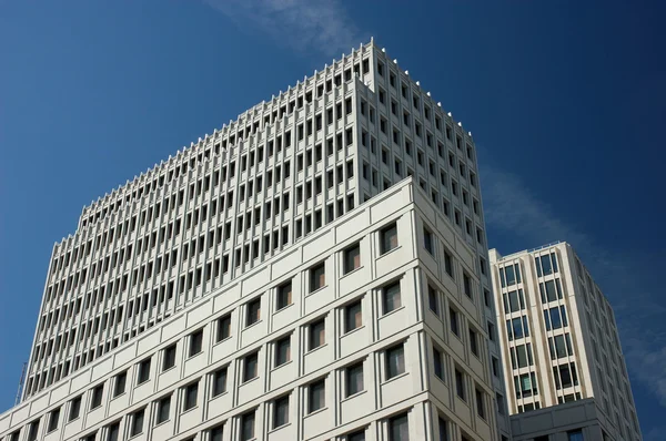 Weißes Bürogebäude — Stockfoto