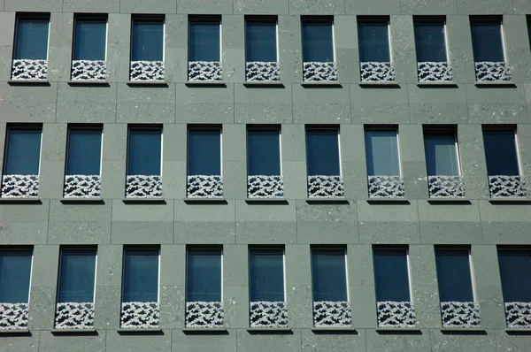 Фасад современных зданий — стоковое фото