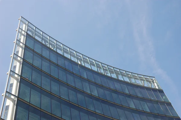 Futuristische Wolkenkratzer-Fassade — Stockfoto