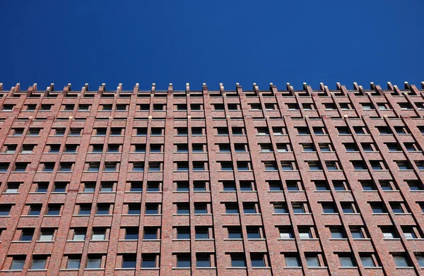Moderna fachada del edificio de oficinas — Foto de Stock
