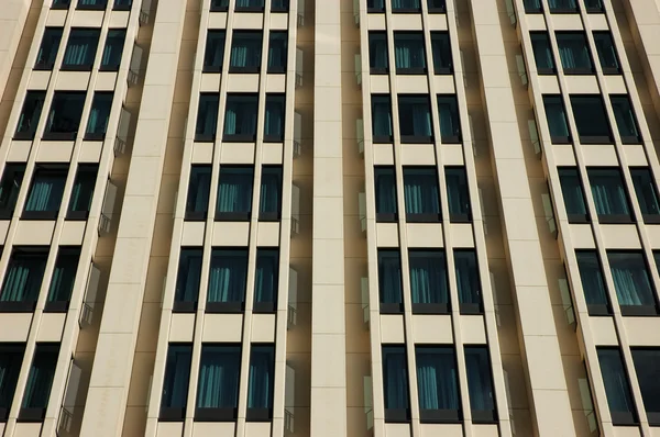 Fachada de un moderno edificio de oficinas — Foto de Stock
