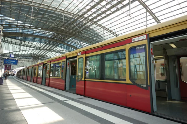 ベルリンの主要鉄道駅を列車します。 — ストック写真