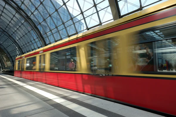 Train arriving in the Berlin's main train station — Stock Photo, Image