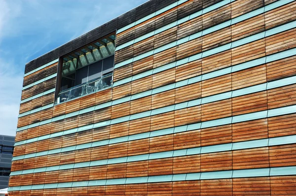 Façade en bois d'un immeuble de bureaux moderne — Photo