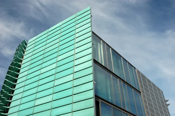 Moderno edificio per uffici in città — Foto Stock