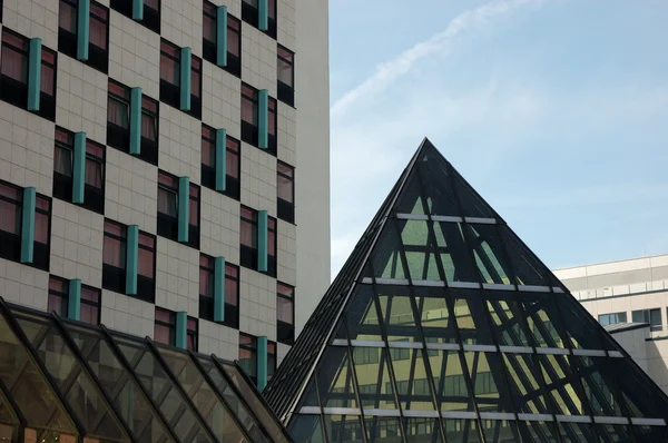 Moderní budova s pyramidou v městě — Stock fotografie