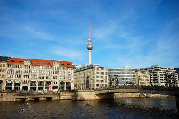 Nehir spree ve televizyon kulesi, berlin Almanya — Stok fotoğraf