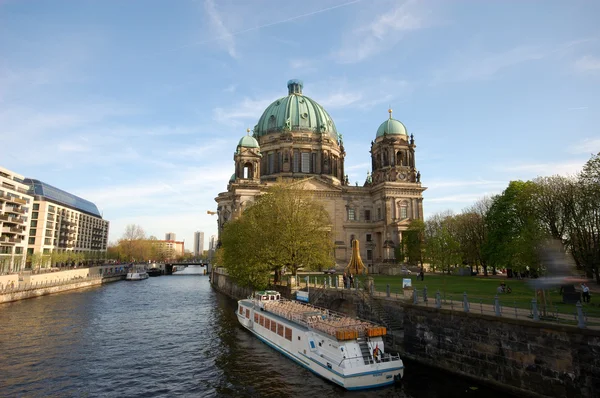 Berliner Dom en de rivier de spree in Berlijn, Duitsland — Stockfoto