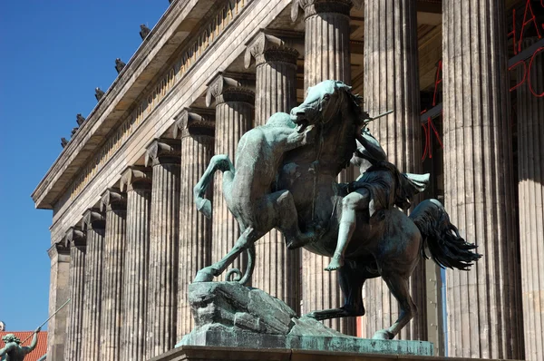 Estátua em frente ao museu em Berlim, Alemanha — Fotografia de Stock