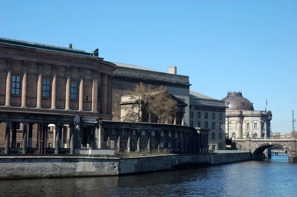 River Spree and the Old National Gallery in Berlin, Germany — Stock Photo, Image