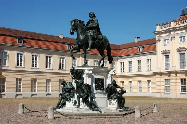 Statua davanti al Palazzo di Charlottenburg a Berlino, Germania — Foto Stock
