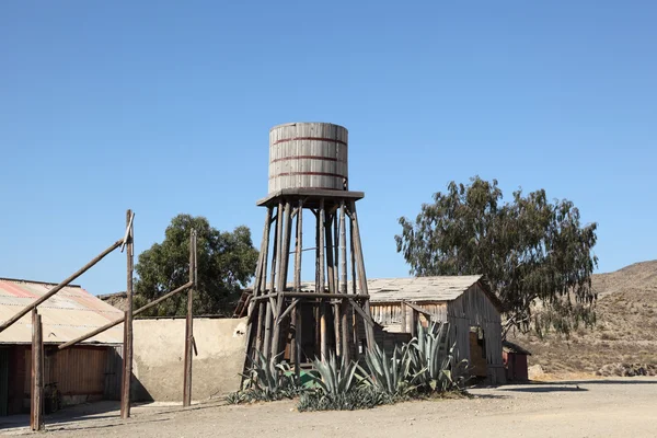 Antigua torre de agua de madera en un parque rural —  Fotos de Stock