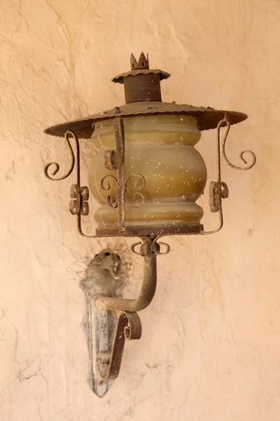 Lâmpada velha na parede de adobe — Fotografia de Stock