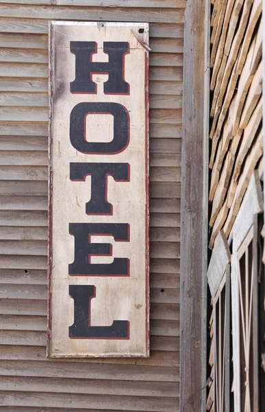 Et gammelt hotellskilt av tre – stockfoto