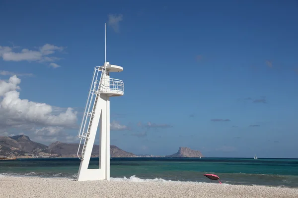 Rettungsschwimmturm am Strand von l 'alfas del pi in Spanien — Stockfoto