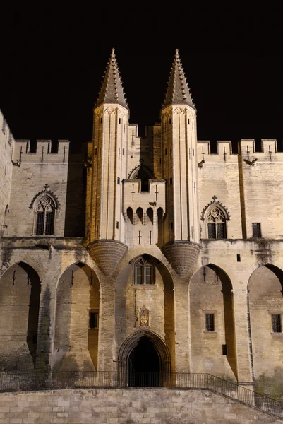 Papežova palác v Avignonu, svítí v noci, Francie — Stock fotografie