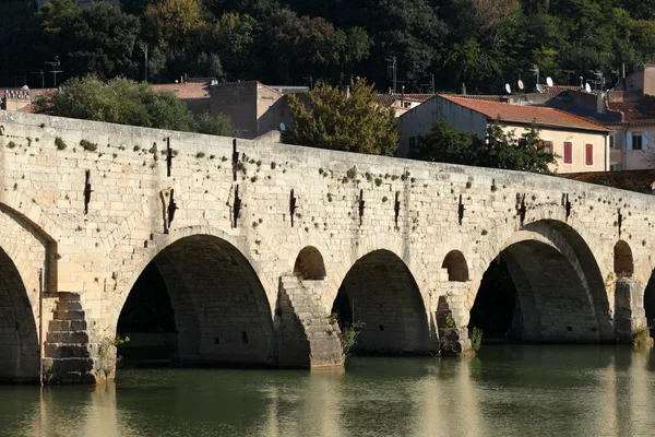 在贝塞尔曲线，法国古老的桥旧桥 — 图库照片