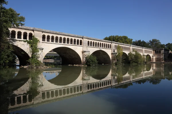 Canal du midi oversteken van de rivier orb in Béziers, Frankrijk — Stockfoto