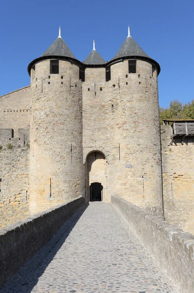 Versterkte poort naar de middeleeuwse stad van carcassonne, Frankrijk — Stockfoto