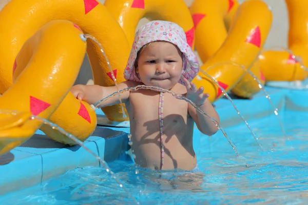 귀여운 아이가 여자 수영장에서 재생 — 스톡 사진