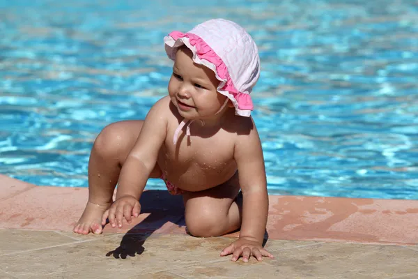 Ładny maluch dziewczyna przy basenie — Zdjęcie stockowe