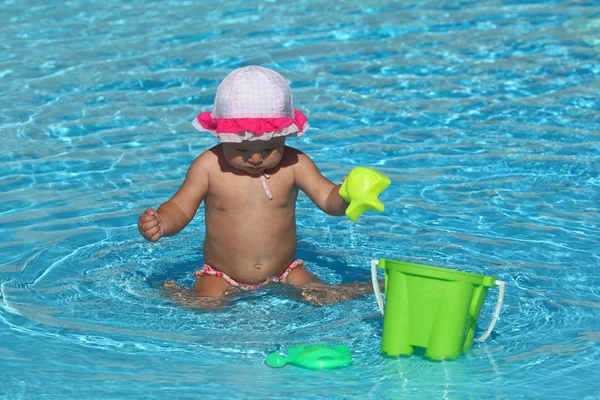 Ładny maluch dziewczyna bawi sie w basenie — Zdjęcie stockowe