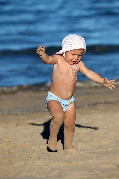 Милая малышка играет на пляже. — стоковое фото