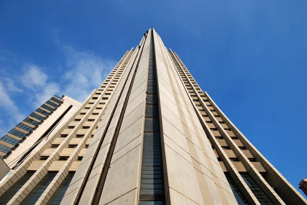 Arranha-céus de torre de negócios futurista — Fotografia de Stock