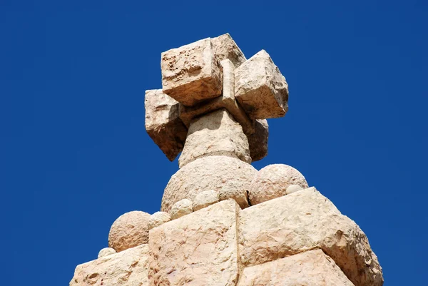 Cruz de pedra no topo de uma catedral — Fotografia de Stock