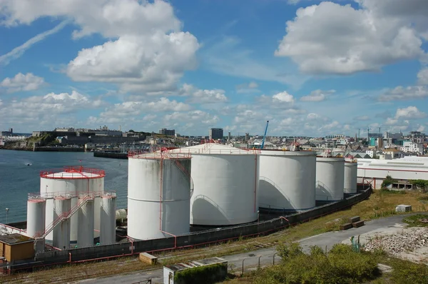 Edifícios de armazenagem industrial no porto — Fotografia de Stock