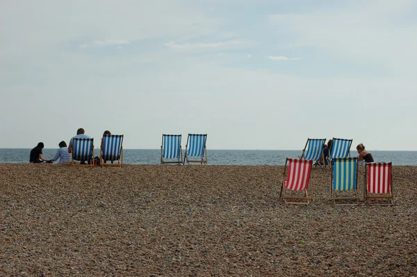 Liegestühle am Strand in Brighton, England — Stockfoto