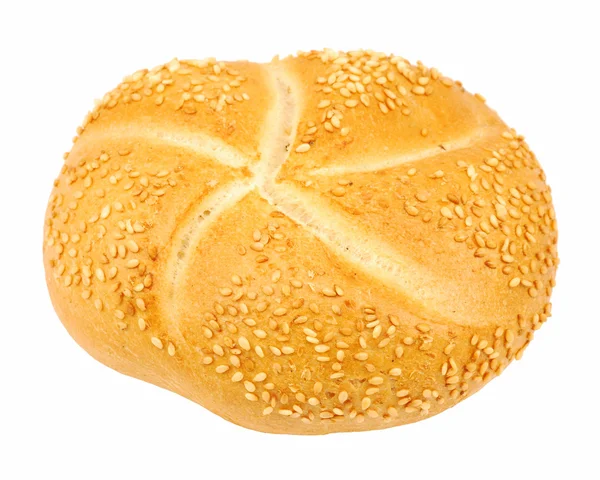 Rolo de pão com gergelim isolado sobre fundo branco — Fotografia de Stock