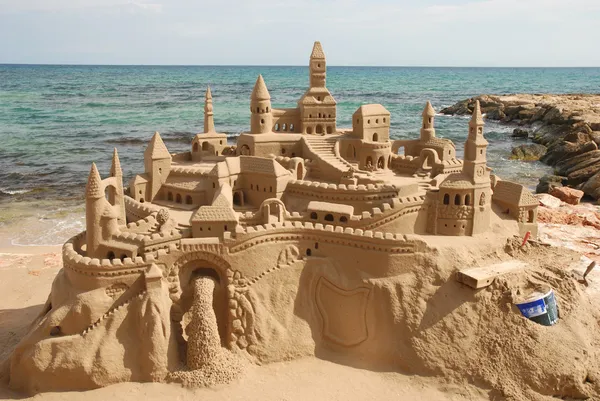 Incrível castelo de areia em uma praia mediterrânea — Fotografia de Stock